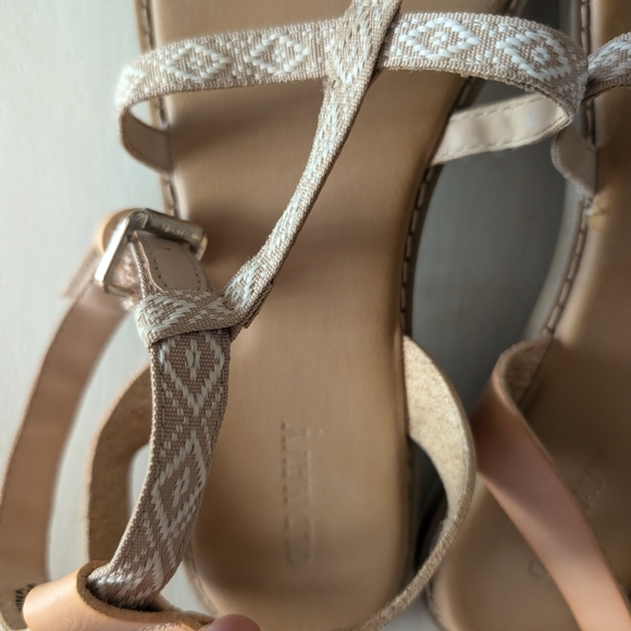 Old Navy Tan Strappy Sandals Casual Elegance - Picture 3 of 9